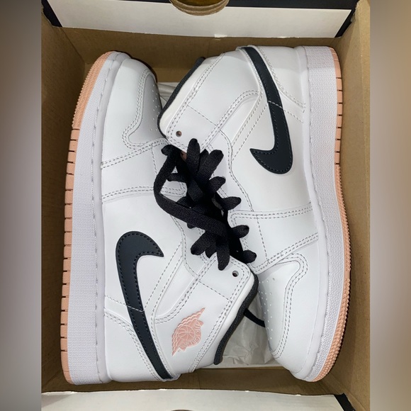 AIR JORDAN 1 MID (GS) - Picture 2 of 3
